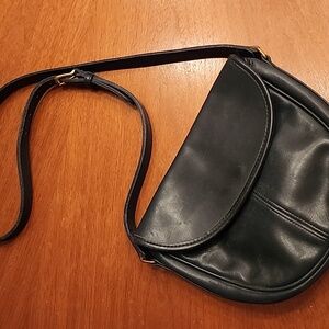 Vintage COACH dark navy crossbody PERFECTION!! 246-790